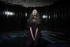 Namesto čiste, enostavne groze Suspiria vzbuja počasi naraščajoče nelagodje, zasidrano na podstat kolektivnega trpljenja. Foto: IMDb