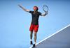 Alexander Zverev se je po zmagi nad Johnom Isnerjem uvrstil v polfinale zaključnega teniškega mastersa. Foto: Reuters