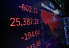 Newyorški delniški indeks Dow Jones je zadnji teden padel za 567 točk oziroma za 2,2 odstotka. Najslabši dan je bil ponedeljek, ko je Dow Jones strmoglavil za več kot 600 točk. Ob koncu tedna se je razpoloženje popravilo (Dow Jones se je zvišal za pol odstotka), potem ko je Donald Trump nakazal, da bo morda končal zaostrovanje trgovinskega spora s Kitajsko. Foto: Reuters
