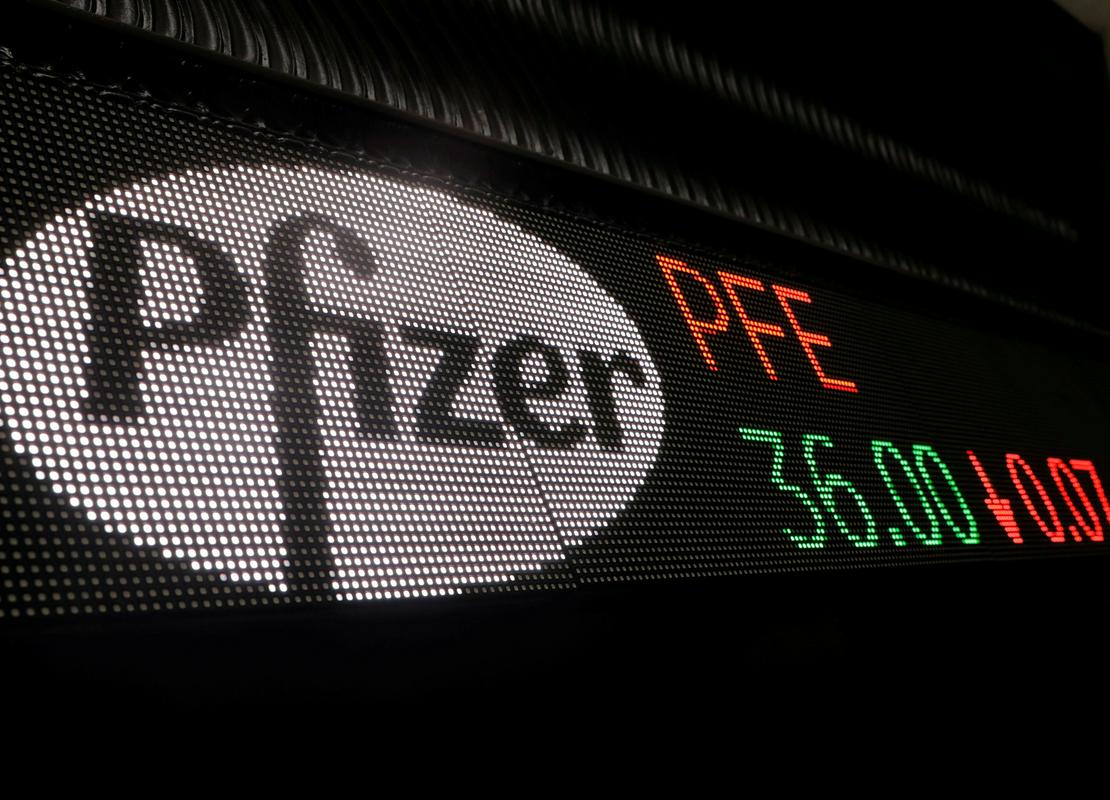 Delnice Pfizerja so se v petek zvišale za 3,8 odstotka, letos pa še vedno padajo za 3,1 odstotka.  Foto: Reuters
