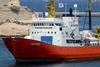Italijansko tožilstvo ladji Aquarius očita, da je nezakonito odvrgla odpadke, ki naj bi bili nevarni. Večinoma gre za obleke prebežnikov, ki jih je rešila. Foto: EPA