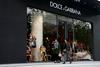 Praznično okrašena trgovina znamke Dolce & Gabbana v Šanghaju. Kitajci lahko njihove izdelke kupujejo le še v običajnih trgvovinah, na spletu pa ne več. Foto: Reuters
