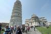 Poševni stolp v Pisi vsako leto pritegne množice turistov, ki želijo posneti čim bolj domiselno fotografijo s tem motivom. Foto: EPA