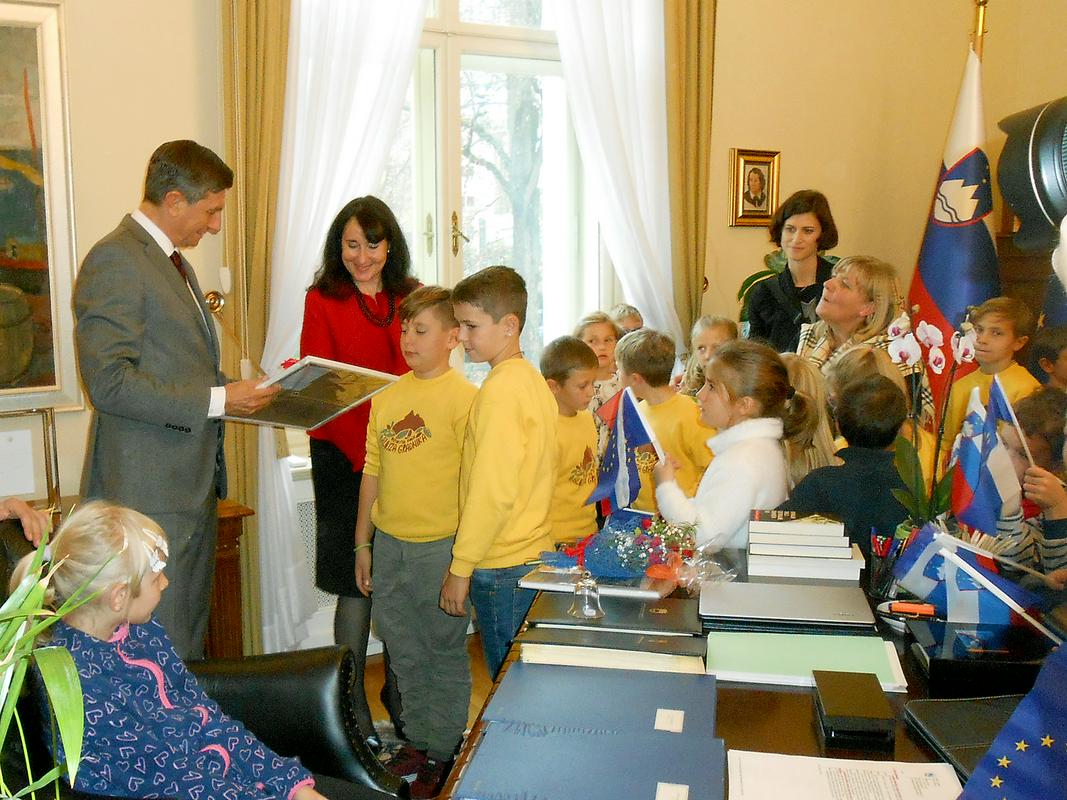 Učenci in učitelji Osnovne šole Alojza Gradnika s Cola in predsednik Republike Slovenije Borut Pahor
