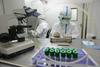 Tehnologija Crispr deluje kot inteligentne škarje, ki se zapeljejo na določeno mesto v genomu in ga razrežejo. Foto: Reuters