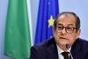 Italijanski gospodarski minister je dejal, da je ocena prejšnje vlade, ki je predvidela zgolj 0,8-odstotni finančni primankljaj, nerealna. Foto: Reuters