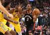 Kawhi Leonard je odlično vodil Toronto in je s 37 točkami prispeval največji delež k moštvenemu uspehu nad branilci naslova. Raptorsi imajo zdaj na vrhu Vzhoda že udobno prednost pred Milwaukeejem, drugi klubi pa so že daleč zadaj. Foto: Reuters