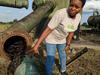 Keziah Clifford-Okpojo, aktivistka organizacije Environmental Rights Action (ERA), kaže, kako kljub trditvam, da je zapuščena infrastruktura zapečatena, še vedno prihaja do iztekanja strupenih snovi v okolje. Foto: Sam Cossar-Gilbert