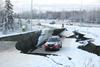 Gmotna škoda je velika. Na fotografiji zlomljena in udrta cesta v bližini letališča v Anchorageu. Foto: Reuters
