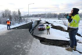 Močan potres prebivalce Aljaske pognal na ulice in povzročil veliko škodo