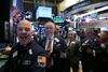 Vodilna newyorška delniška indeksa Dow Jones in S&P 500 sta zadnji teden pridobila več kot dva odstotka, kar je bil že četrti zaporedni pozitivni teden. To se na Wall Streetu ni zgodilo od avgusta. Oba sta tudi zapustila območje popravka, tako da sta manj kot deset odstotkov pod (lansko) rekordno vrednostjo. Foto: