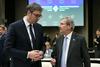 Srbski predsednik Aleksandar Vučić in komisar za širitev Johannes Hahn (fotografija je arhivska). Foto: Reuters