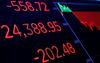Wall Street je imel porazen teden. Dow Jones (vreden je 24.388 točk) je padel za 1.150 točk (največ po marcu) in je spet nižje kot na začetku leta. V petek je njegova izguba znašala 558 točk. Ameriško gospodarstvo je novembra ustvarilo 155 tisoč novih delovnih mest, kar je precej manj od napovedi ekonomistov (200 tisoč). Foto: Reuters