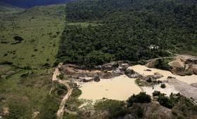 Več kot 2.000 nezakonitih rudnikov zlata uničuje amazonski pragozd