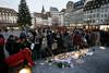 Ljudje so se žrtvam na prizorišču napada poklonili s prižiganjem sveč in polaganjem cvetja. Foto: Reuters