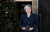 Theresa May je v sredo zvečer po zanjo uspešnem glasovanju o nezaupnici pred sedežem vlade na Downing Street 10 pozvala tudi njene nasprotnike, naj stopijo skupaj in izpeljejo brexit. Foto: EPA