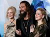 Aquaman Jason Momoa v objemu
