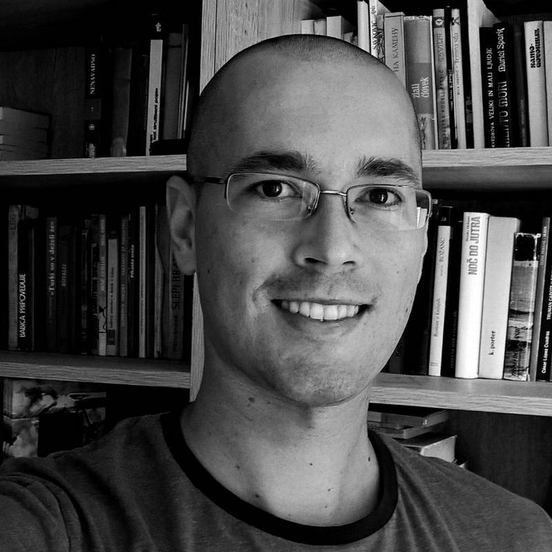 Tomo Podstenšek je avtor več knjižnih del. Jeseni 2011 je izšel njegov romaneskni prvenec Dvigalo (Litera), leto pozneje je izšel njegov drugi roman Sodba v imenu ljudstva (Droplja) in se uvrstil med deset nominirancev za nagrado kresnik. Leta 2014 je izšel še njegov tretji roman Sredi pajkove mreže (Litera). Napisal je tudi dve kratkoprozni zbirki, Vožnja s črnim kolesom (Droplja, 2013) in Ribji krik (LUD Literatura). Foto: Društvo slovenskih pisateljev Tomo Podstenšek je avtor več knjižnih del. Jeseni 2011 je izšel njegov romaneskni prvenec Dvigalo (Litera), leto pozneje je izšel njegov drugi roman Sodba v imenu ljudstva (Droplja) in se uvrstil med deset nominirancev za nagrado kresnik. Leta 2014 je izšel še njegov tretji roman Sredi pajkove mreže (Litera). Napisal je tudi dve kratkoprozni zbirki, Vožnja s črnim kolesom (Droplja, 2013) in Ribji krik (LUD Literatura). Foto: Društvo slovenskih pisateljev