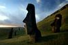 Moai so monolitne človeške figure, ki so jih izklesali ljudje Rapa Nui na Velikonočnem otoku v vzhodni Polineziji med letoma 1250 in 1500. Skoraj polovica jih je še vedno na Ranu Raraku, glavnem kamnolomu moaijev. Foto: Reuters