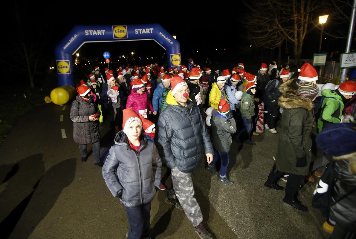Kot so sporočili organizatorji je bilo na letošnjem Dobrodelnem teku in pohodu Božičkov zbrano skoraj 3.700 evrov. Foto: BoBo/Borut Živulović