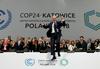 Ob sprejetjuu dogovora na podnebni konferenci COP24 v Katovicah na Poljskem je predsednik Michal Kurtyka od veselja skočil čez mizo. Foto: Reuters