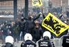 Na protestu proti dogovoru o migracijah se je v Bruslju zbralo 5.500 ljudi, tudi skrajnih desničarjev. Foto: Reuters