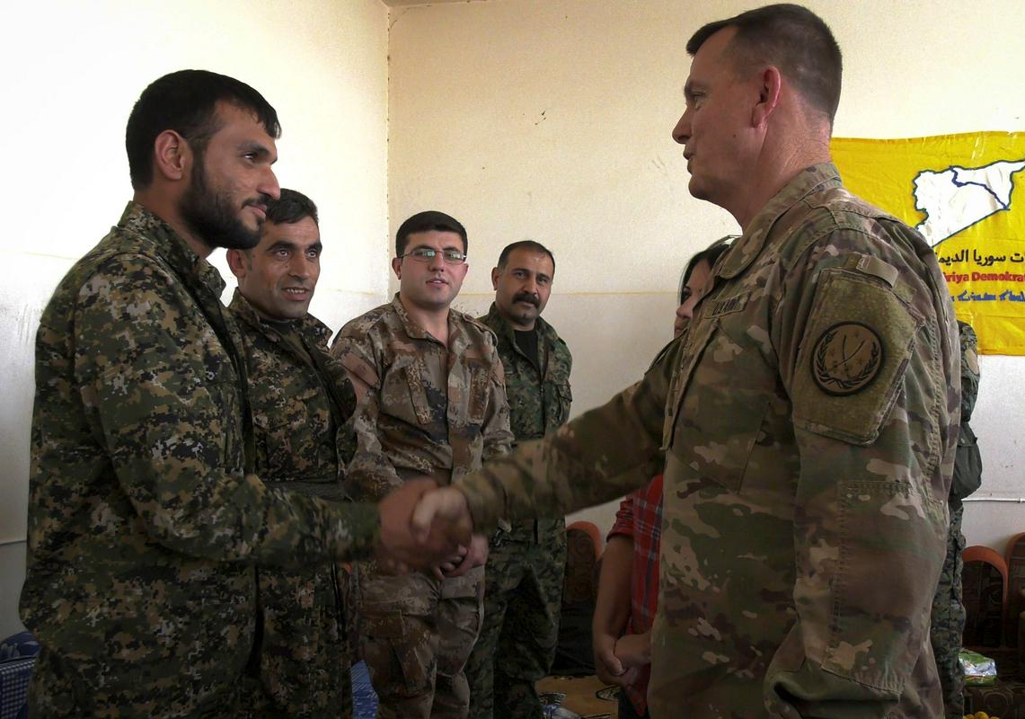 Ameriški general Paul E. Funk je julija letos odlikoval štiri pripadnike Sirskih demokratičnih sil. A očitno je ameriško-kurdskega sodelovanja - tudi zaradi turškega pritiska - konec. Foto: Reuters