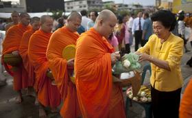 Tajska se spopada s krizo predebelih menihov