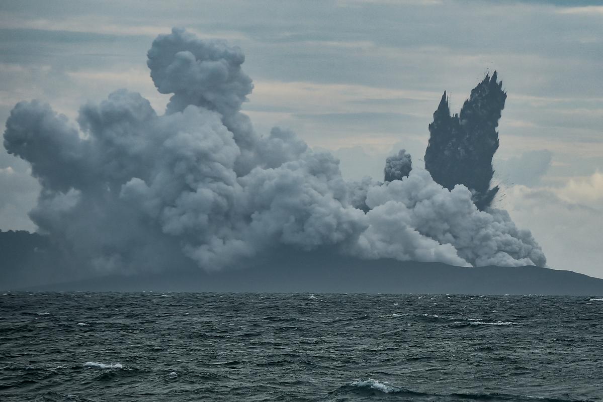 Anak Krakatav tudi teden po glavnem izbruhu še naprej bruha vroč pepel. Foto: Reuters Anak Krakatav tudi teden po glavnem izbruhu še naprej bruha vroč pepel. Foto: Reuters