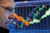 Newyorški delniški trg je teden začel rahlo negativno, a včeraj so se indeksi spet obrnili navzgor. Dow Jones se je povzpel za 0,7 odstotka, tehnološki Nasdaq pa ob visoki rasti Netflixovih delnic za 1,7 odstotka, tako da je spet nad 7.000 točkami. Foto: