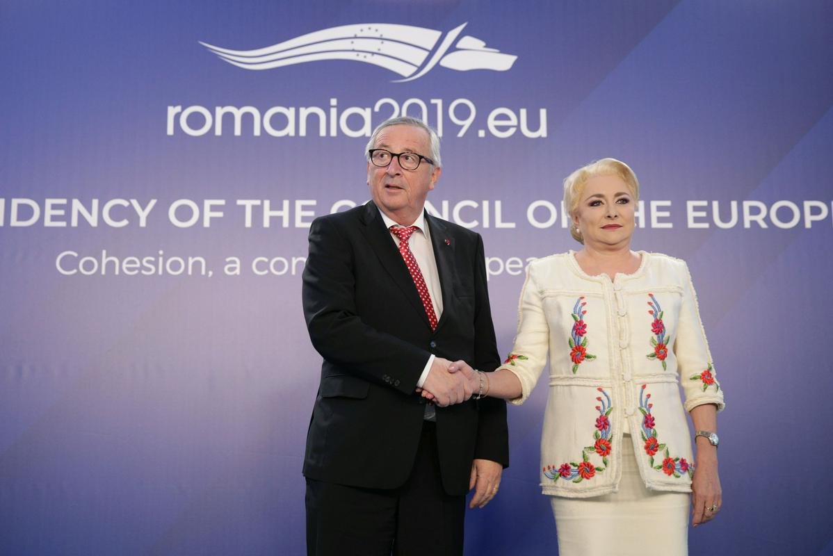 Juncker je po pogovorih s premierko Viorico Dancilo dejal, da je vendarle pomirjen glede romunskega predsedovanja EU-ju. Foto: Reuters Juncker je po pogovorih s premierko Viorico Dancilo dejal, da je vendarle pomirjen glede romunskega predsedovanja EU-ju. Foto: Reuters