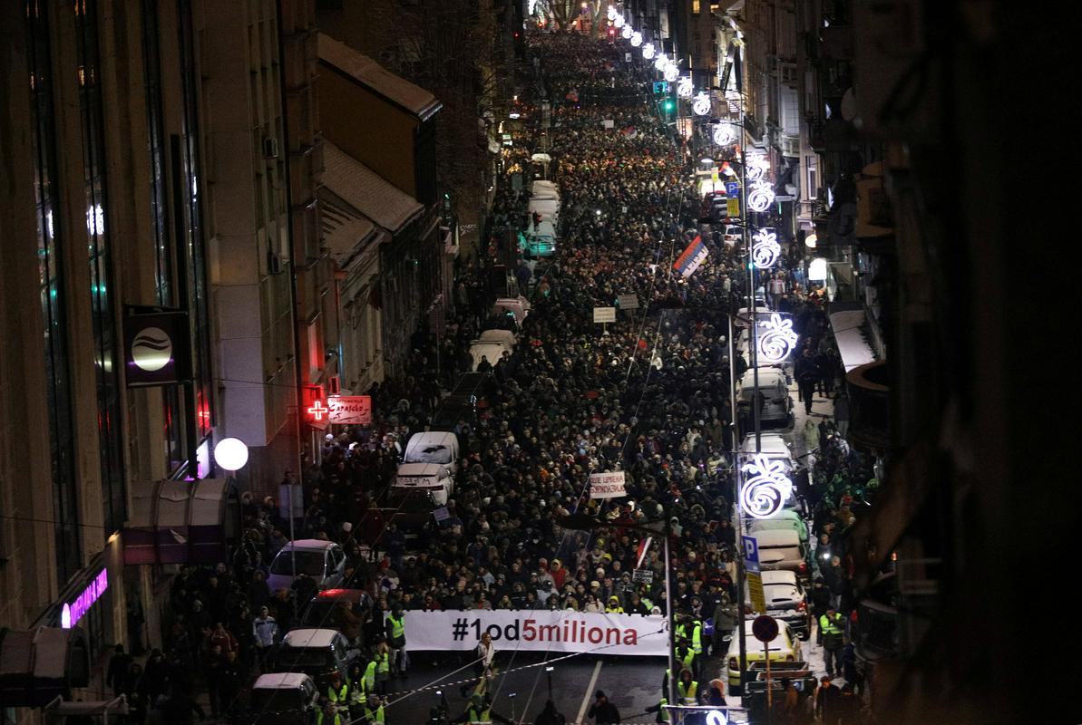 V Beogradu se je več tisoč ljudi zbralo na šestem zaporednem shodu. Foto: Reuters V Beogradu se je več tisoč ljudi zbralo na šestem zaporednem shodu. Foto: Reuters