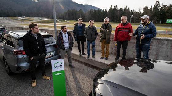 Obiskovalci%20prireditve%20so%20v%20nedeljo%20sodelovali%20tudi%20na%20delavnicah%2C%20kjer%20so%20jim%20novinarji%20pojasnili%20novosti%20na%20podro%C4%8Djih%20uporabnosti%2C%20povezljivosti%2C%20varnosti%20in%20tehnike%20novih%20avtomobilov. Foto: Uro%C5%A1%20Modlic