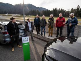 Obiskovalci%20prireditve%20so%20v%20nedeljo%20sodelovali%20tudi%20na%20delavnicah%2C%20kjer%20so%20jim%20novinarji%20pojasnili%20novosti%20na%20podro%C4%8Djih%20uporabnosti%2C%20povezljivosti%2C%20varnosti%20in%20tehnike%20novih%20avtomobilov. Foto: Uro%C5%A1%20Modlic