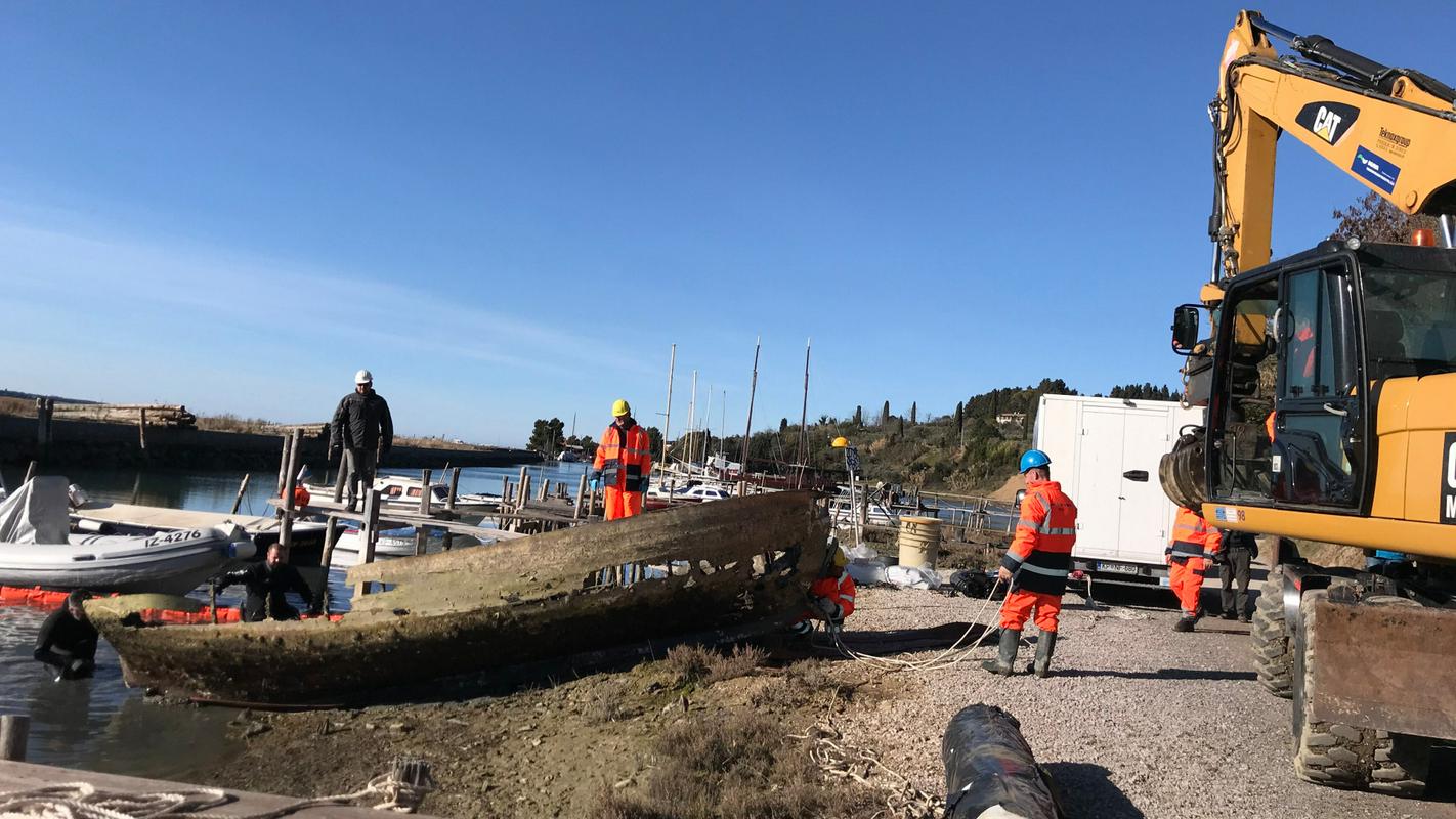 Odstranjevanje plovil je ključno za razvoj zdaj degradiranega območja obale ob Krajinskem parku Sečoveljske soline, za kar si že več kot dve desetletji prizadevajo domačini. Foto: Radio Koper/Lea Širok