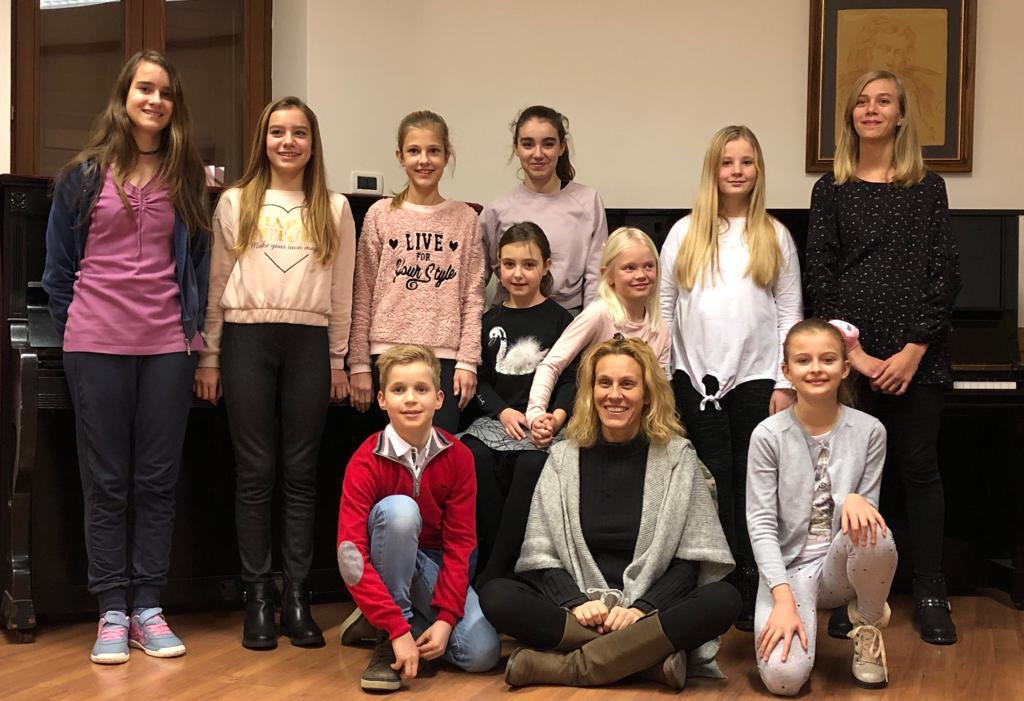Tamara Ražem Locatelli, prejemnica Gerbičevega priznanja leta 2018, z učenci svojega klavirskega razreda na Glasbeni šoli Sežana.