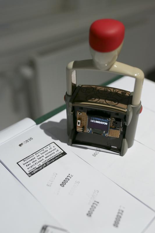 Svoj lastni igrivi rudar bitcoinov je mogoče izdelati tudi iz vsakdanjih predmetov (kladivo, spenjalniki in solnice ...) s pomočjo osnovnih elektronskih vezij, varjenja in mikrokrmilnikov. Udeleženci ene izmed delavnic so izdelovali rudarje z združitvijo mikrokrmilnika Wi-Fi in različnih senzorjev. Pri tem, ki je na oged na razstavi, je ob vsaki uporabi žiga na verižni blok poslana številka za validacijo, medtem ko žig na papirnati vstopnici pusti ironično sporočilo. In kot so še zapisali v napovedi razstave: Svoj lastni igrivi rudar bitcoinov je mogoče izdelati tudi iz vsakdanjih predmetov (kladivo, spenjalniki in solnice ...) s pomočjo osnovnih elektronskih vezij, varjenja in mikrokrmilnikov. Udeleženci ene izmed delavnic so izdelovali rudarje z združitvijo mikrokrmilnika Wi-Fi in različnih senzorjev. Pri tem, ki je na oged na razstavi, je ob vsaki uporabi žiga na verižni blok poslana številka za validacijo, medtem ko žig na papirnati vstopnici pusti ironično sporočilo. In kot so še zapisali v napovedi razstave: