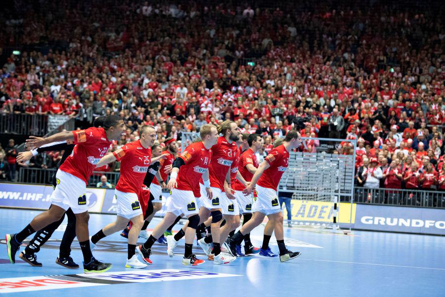 Danci so na krilih izjemnega Mikkela Hansena, ki je dosegel kar 14 zadetkov, v derbiju skupine C s 30:26 premagali Norvežane. Foto: Reuters Danci so na krilih izjemnega Mikkela Hansena, ki je dosegel kar 14 zadetkov, v derbiju skupine C s 30:26 premagali Norvežane. Foto: Reuters