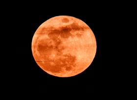 V ponedeljek zjutraj ob 5.41 bo zasijala super krvava Luna
