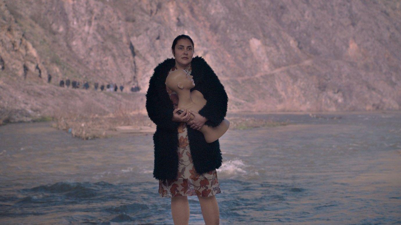 Film Bog obstaja, ime ji je Petrunija je na Berlinalu prejel nagrado ekumenske žirije in nagrado žirije zveze nemških kinematografov, slavil pa je tudi na festivalu v Pulju, kjer je prejel nagrado za najboljšo režijo v kategoriji manjšinskih koprodukcij. osvojil je še nagrado lux, ki jo podeljuje Evropski parlament. Foto: Produkcijska hiša Vertigo Film Bog obstaja, ime ji je Petrunija je na Berlinalu prejel nagrado ekumenske žirije in nagrado žirije zveze nemških kinematografov, slavil pa je tudi na festivalu v Pulju, kjer je prejel nagrado za najboljšo režijo v kategoriji manjšinskih koprodukcij. osvojil je še nagrado lux, ki jo podeljuje Evropski parlament. Foto: Produkcijska hiša Vertigo