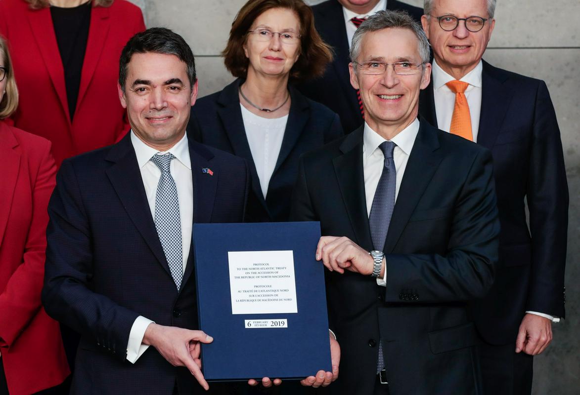 Makedonski zunanji minister in generalni sekretar Nata Jens Stoltenberg s podpisanim protokolom. Foto: EPA Makedonski zunanji minister in generalni sekretar Nata Jens Stoltenberg s podpisanim protokolom. Foto: EPA