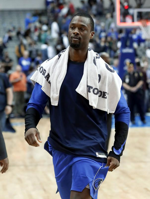 Harrison Barnes je obsedel na klopi v zadnji četrtini. Zdaj se seli v Sacramento, ki je pred Dallasom in ima še vedno lepe možnosti za končnico. Foto: AP Harrison Barnes je obsedel na klopi v zadnji četrtini. Zdaj se seli v Sacramento, ki je pred Dallasom in ima še vedno lepe možnosti za končnico. Foto: AP