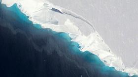 Pod ledenikom na Antarktiki ogromna votlina, ki kaže na hitro tajanje ledu