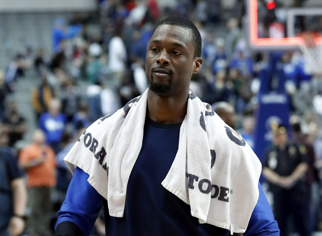 Harrison Barnes se je moral na hitro posloviti od navijačev in soigralcev. Foto: AP Harrison Barnes se je moral na hitro posloviti od navijačev in soigralcev. Foto: AP