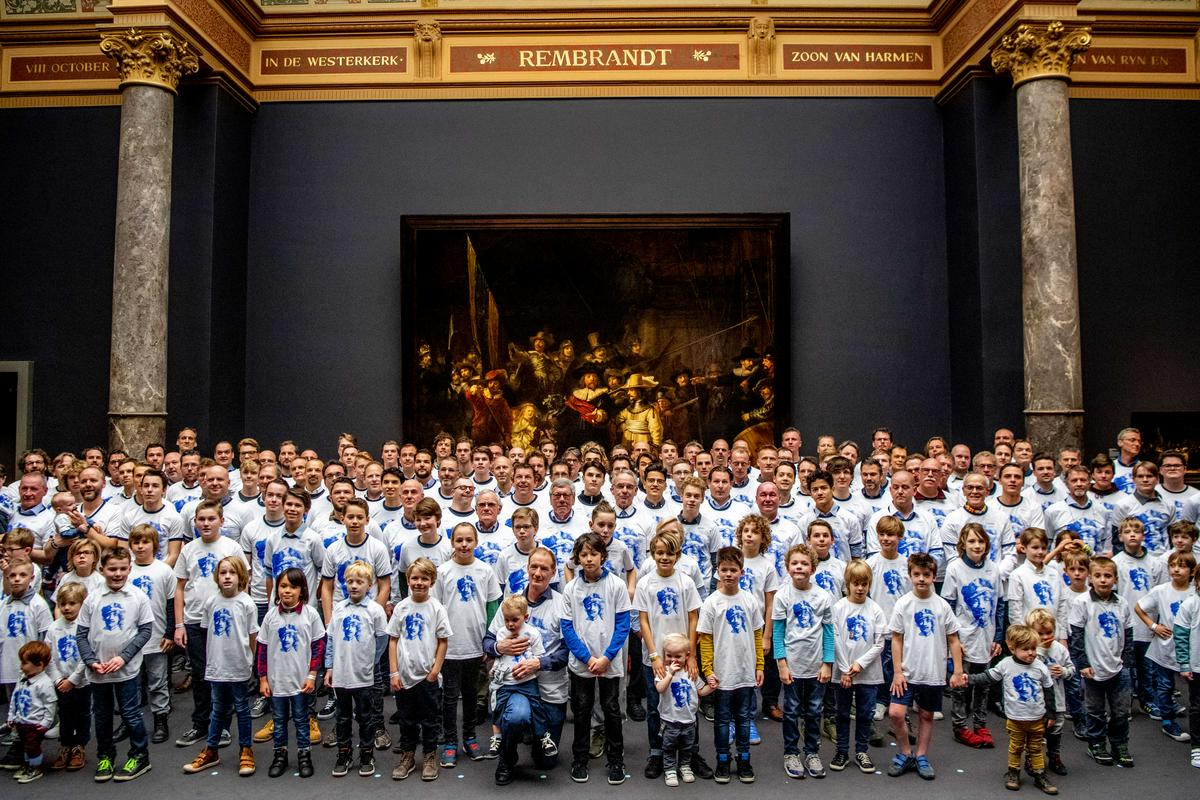 Približno 175 moških in dečkov z imenom Rembrandt pred Nočno stražo v Rijksmuseumu ob odprtju razstave Vsi Rembrandti. Foto: EPA Približno 175 moških in dečkov z imenom Rembrandt pred Nočno stražo v Rijksmuseumu ob odprtju razstave Vsi Rembrandti. Foto: EPA