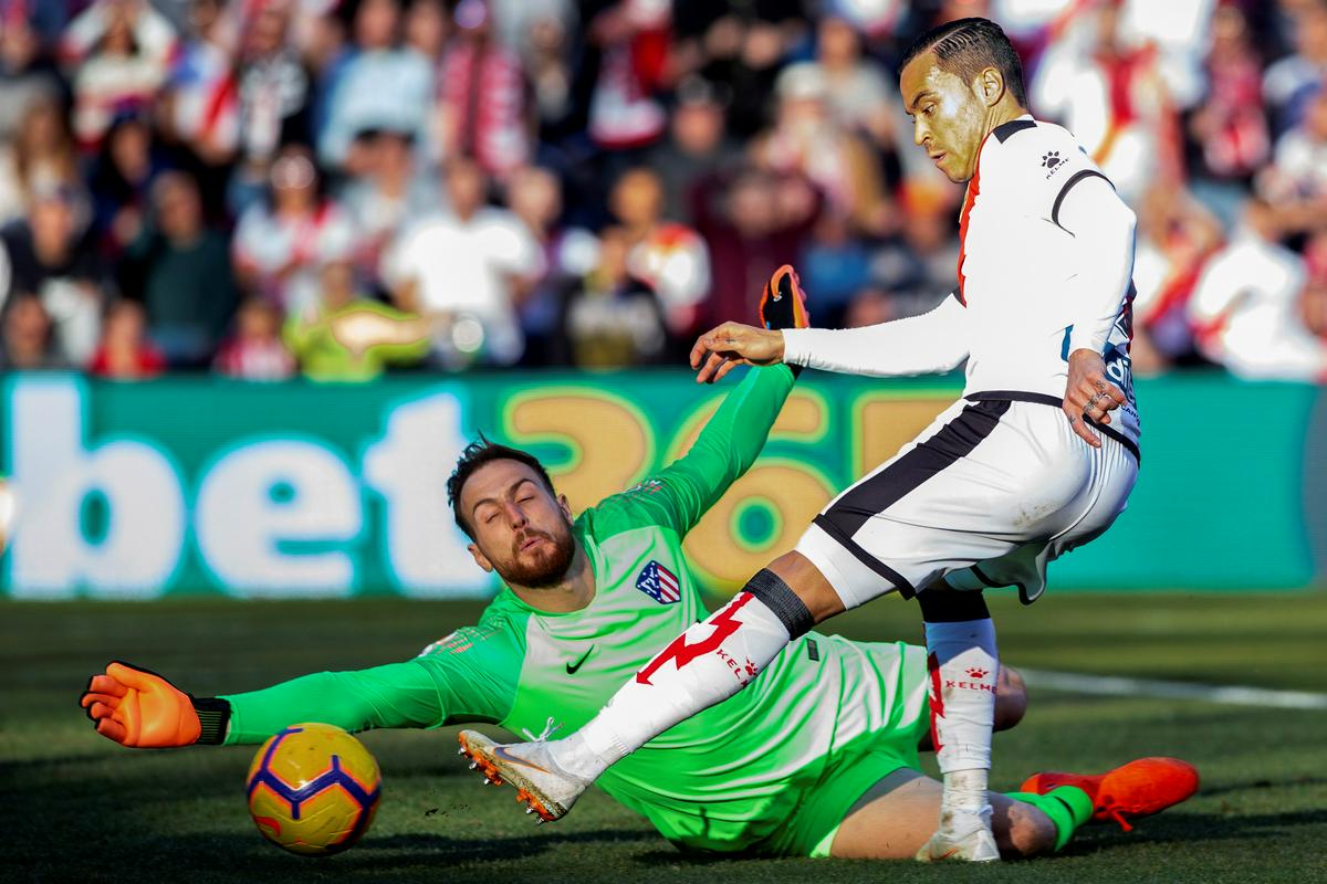 Jan Oblak je nepremagan 370 minut. V trenutni sezoni je na 34 klubskih tekmah 18-krat zaklenil vrata Atletica, prejel pa je 25 golov, od tega 17 na 26 tekmah La Lige, kjer je na dobri poti do četrte lovorike Jan Oblak je nepremagan 370 minut. V trenutni sezoni je na 34 klubskih tekmah 18-krat zaklenil vrata Atletica, prejel pa je 25 golov, od tega 17 na 26 tekmah La Lige, kjer je na dobri poti do četrte lovorike