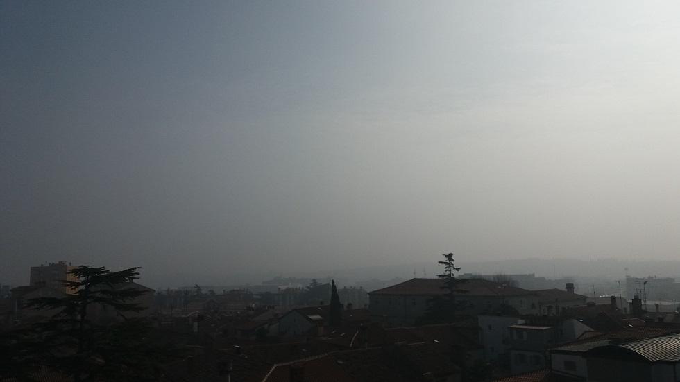 Arso svetuje, naj se ljudje zaradi visoke onesnaženosti zraka čim manj zadržujejo zunaj, odsvetovana je tudi športna ali druga fizična dejavnost na prostem. Foto: Radio Koper Arso svetuje, naj se ljudje zaradi visoke onesnaženosti zraka čim manj zadržujejo zunaj, odsvetovana je tudi športna ali druga fizična dejavnost na prostem. Foto: Radio Koper
