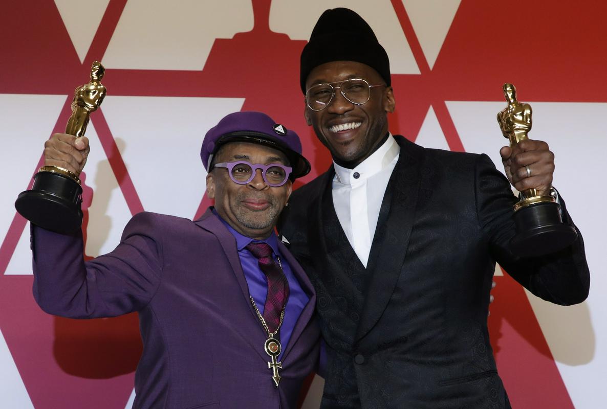 Spike Lee z oskarjem za najboljši prirejeni scenarij () in Mahershala Ali s kipcem za najboljšo stransko moško vlogo (). Foto: Reuters Spike Lee z oskarjem za najboljši prirejeni scenarij () in Mahershala Ali s kipcem za najboljšo stransko moško vlogo (). Foto: Reuters