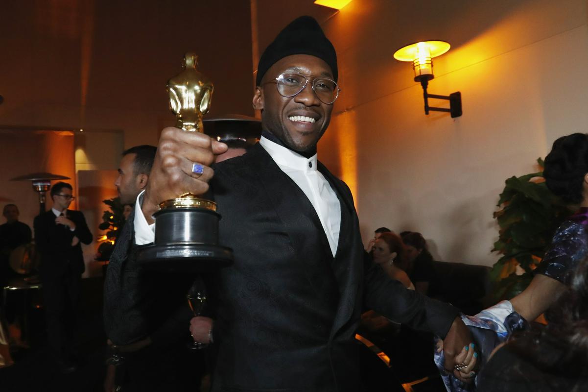 Po Denzlu Washingtonu je Mahershala Ali šele drugi temnopolti igralec v zgodovini z več kot enim igralskim oskarjem. Foto: Reuters Po Denzlu Washingtonu je Mahershala Ali šele drugi temnopolti igralec v zgodovini z več kot enim igralskim oskarjem. Foto: Reuters