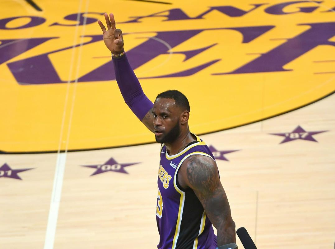 James je zadel ključno trojko pol minute pred koncem za zmago Lakersov. Foto: Reuters James je zadel ključno trojko pol minute pred koncem za zmago Lakersov. Foto: Reuters